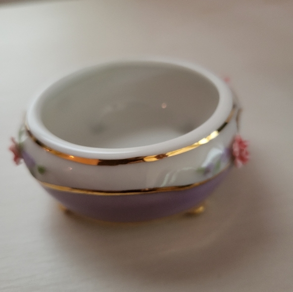 Ardleigh Elliott "A Mother's Embrace" Porcelain Music Box - Picture 6 of 9